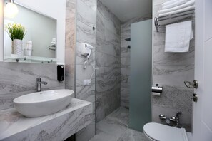 Shower, pengering rambut, sandal, dan handuk