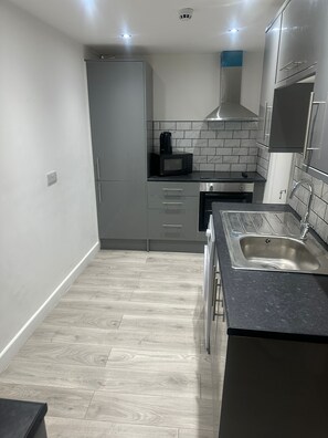 Microondas, horno, placa de cocina