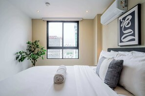 1 bedroom, desk, iron/ironing board, WiFi