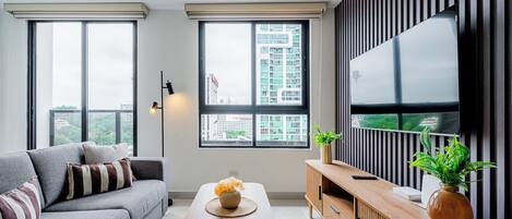 Una televisión, una oficina