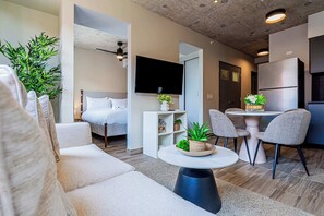 1 slaapkamer, een bureau, een strijkplank/strijkijzer, wifi