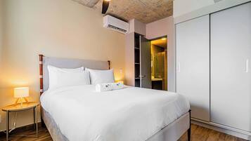 Escritorio, tabla de planchar con plancha, wifi y ropa de cama
