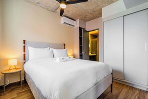 Escritorio, tabla de planchar con plancha, wifi y ropa de cama