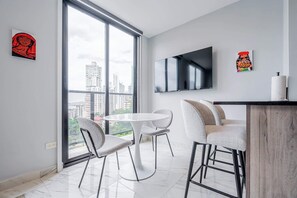 Dining - w *| Modern 1BR w/ Beautiful View in Calle 50 (Panamá)