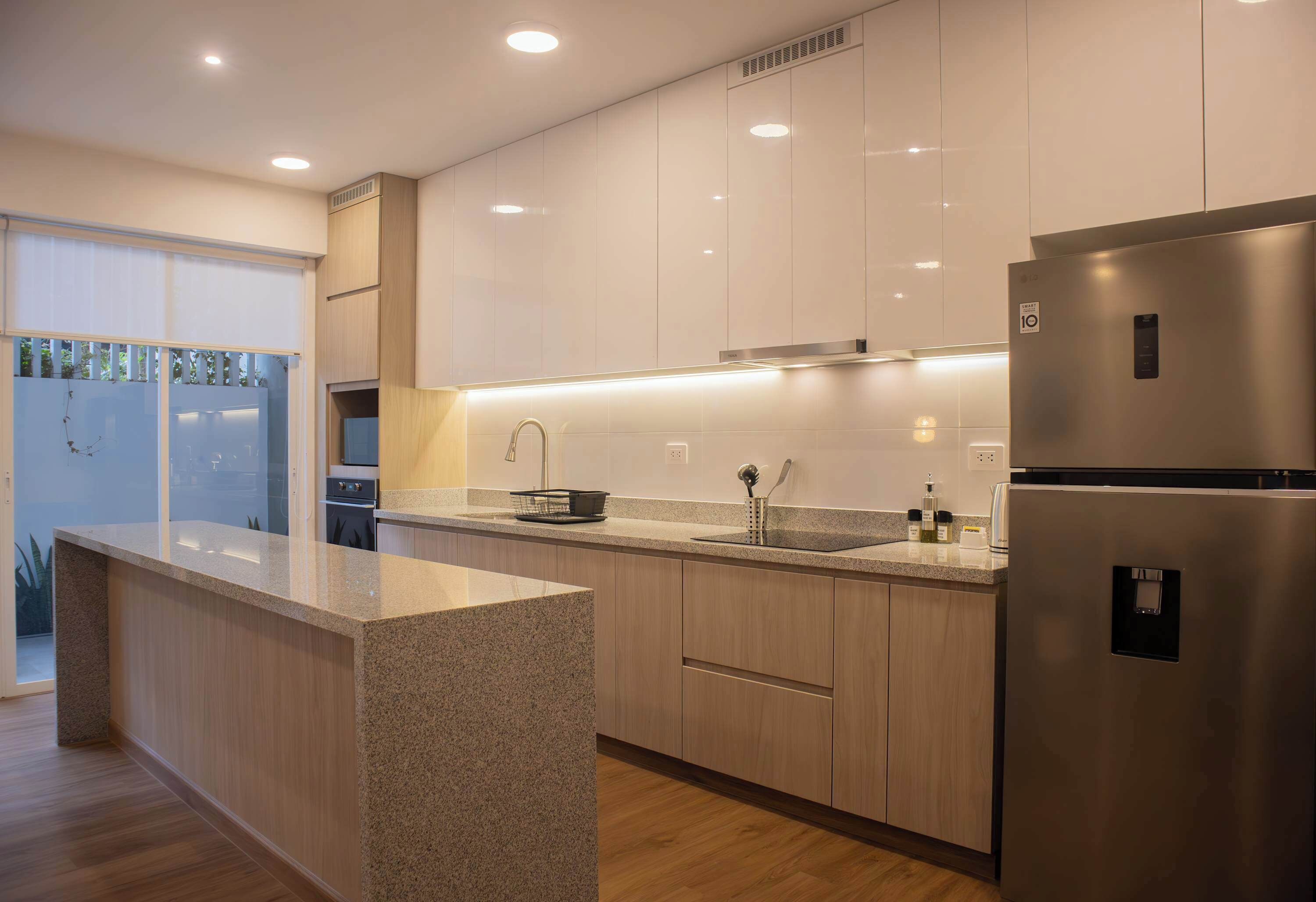 ثلاجة، ميكروويف، فرن، موقد طهي مسطح