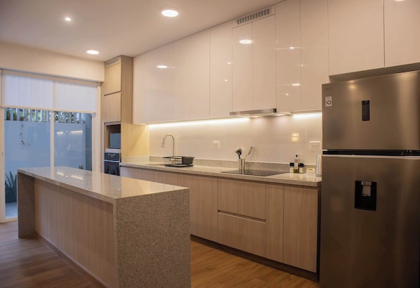 Fridge, microwave, oven, stovetop