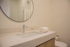 Suihku, hiustenkuivaaja, pyyhkeet