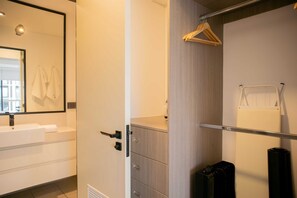 Suihku, hiustenkuivaaja, pyyhkeet