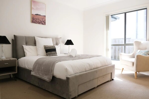 4 bedrooms, iron/ironing board, internet, bed sheets
