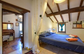 2 bedrooms, iron/ironing board, travel cot, free WiFi