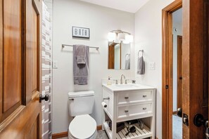 Shower, hair dryer, towels - Mass Ave Gem and steps away from Yoga Studio (Indianapolis)