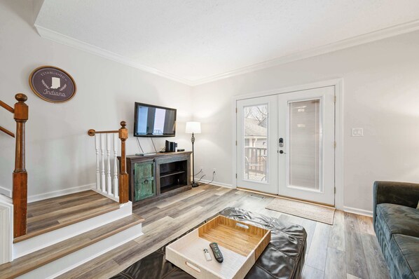 Una televisión, una oficina