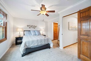 4 bedrooms, desk, iron/ironing board, WiFi - Mass Ave Gem and steps away from Yoga Studio (Indianapolis)
