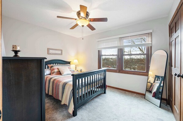 4 bedrooms, desk, iron/ironing board, WiFi