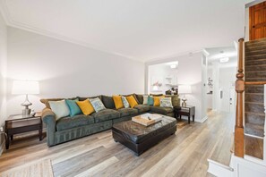 TV, offices - Mass Ave Gem and steps away from Yoga Studio (Indianapolis)
