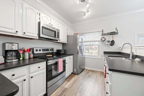 Frigorífico, microondas, horno y placa de cocina