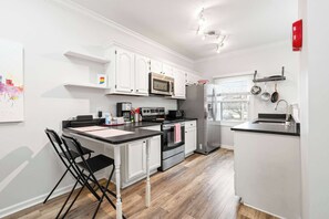 Fridge, microwave, oven, stovetop - Mass Ave Gem and steps away from Yoga Studio (Indianapolis)