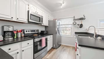 Coffee/tea maker, fridge, microwave, oven