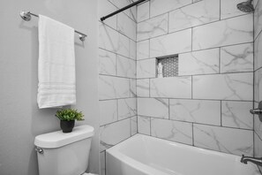 Haartrockner, Handtücher, Seife, Toilettenpapier