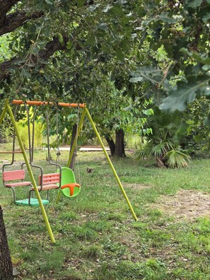 Children’s area - Vacation Home in Southern France • Garden • Near Collioure (Montesquieu-des-Albères)