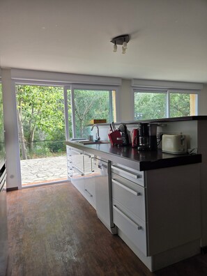 Coffee/tea maker, fridge, microwave, oven - Vacation Home in Southern France • Garden • Near Collioure (Montesquieu-des-Albères)