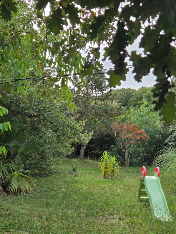 Children’s area - Vacation Home in Southern France • Garden • Near Collioure (Montesquieu-des-Albères)