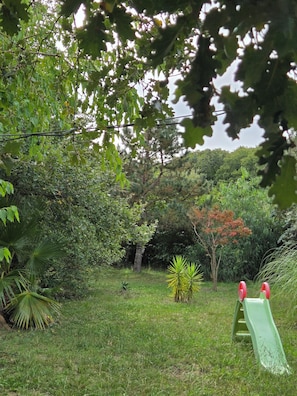 Children’s area - Vacation Home in Southern France • Garden • Near Collioure (Montesquieu-des-Albères)