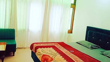 Un dormitorio con cama, una silla, una ventana y una puerta.