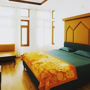 Habitación triple de lujo, vistas a la ciudad | Camas supletorias, wifi gratis, ropa de cama