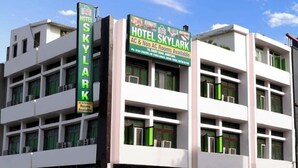 Un hotel llamado 'Hotel Skylark' con un cartel que indica habitaciones con y sin aire acondicionado.