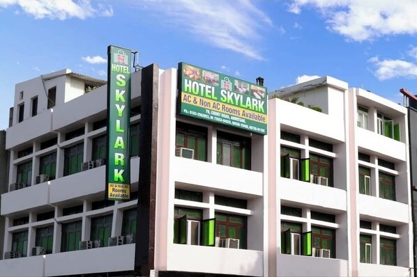 Un hotel llamado 'Hotel Skylark' con un cartel que indica habitaciones con y sin aire acondicionado.