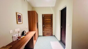 Deluxe-Zweibettzimmer, Terrasse, Gartenblick | Wohnbereich | Drucker