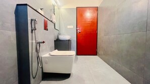 Deluxe Suite, Garden View | Bathroom | Shower, free toiletries, towels, soap