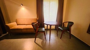 Deluxe Twin Room, Patio, Garden View | Living area