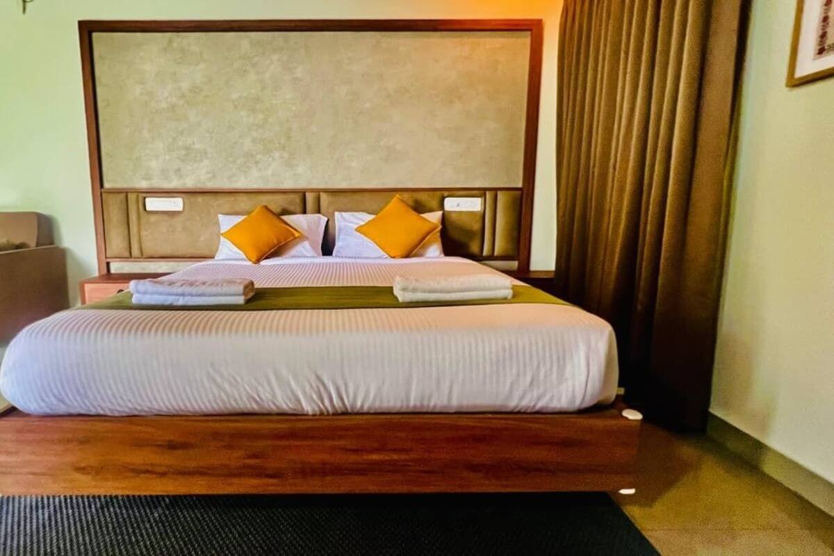 Deluxe suite, uitzicht op tuin | Een kluis op de kamer, een bureau, geluiddichte muren