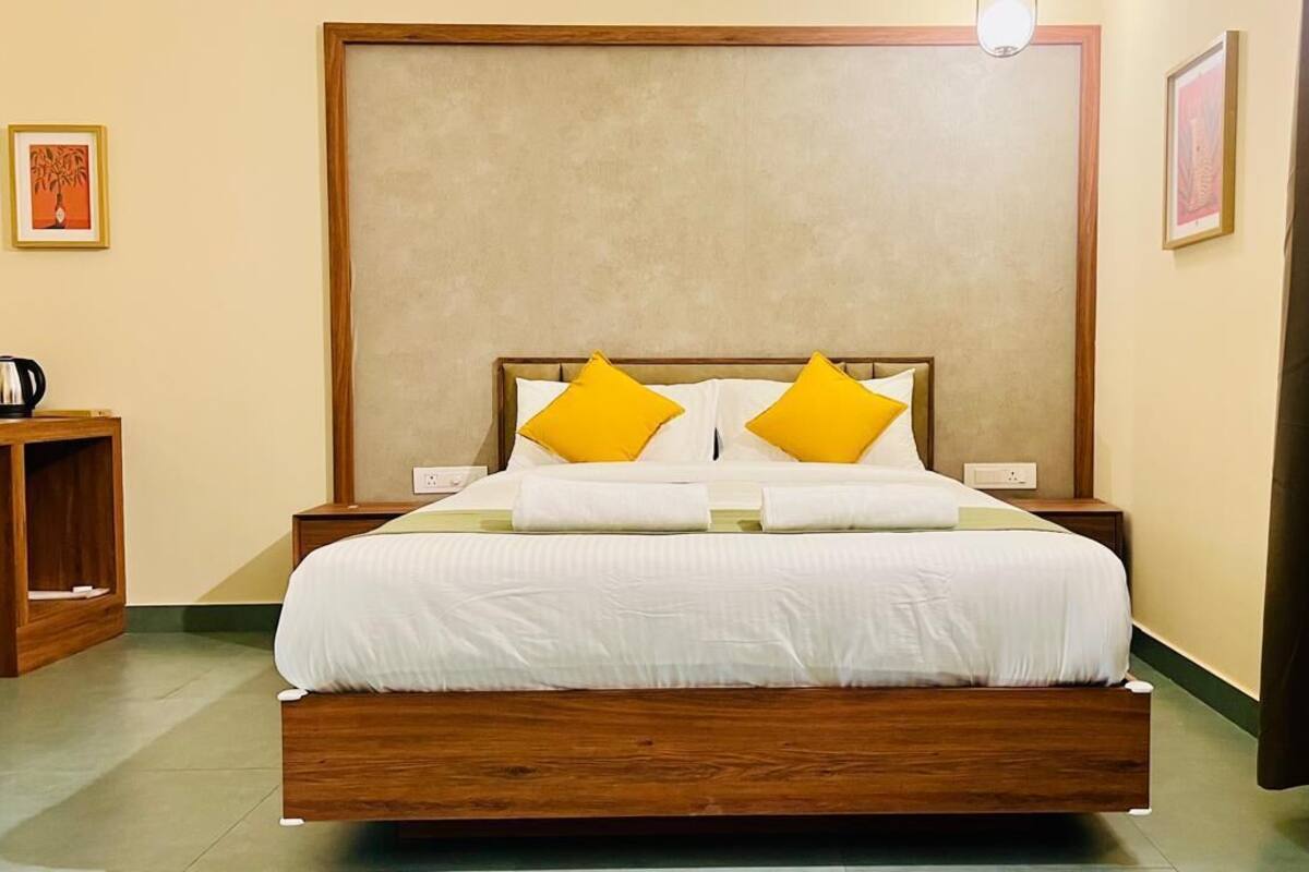 Deluxe Cottage | In-room safe, desk, soundproofing, iron/ironing board