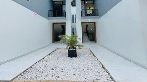 En modern byggnad med en central innergård, med en trappa som leder upp till en övre våning.