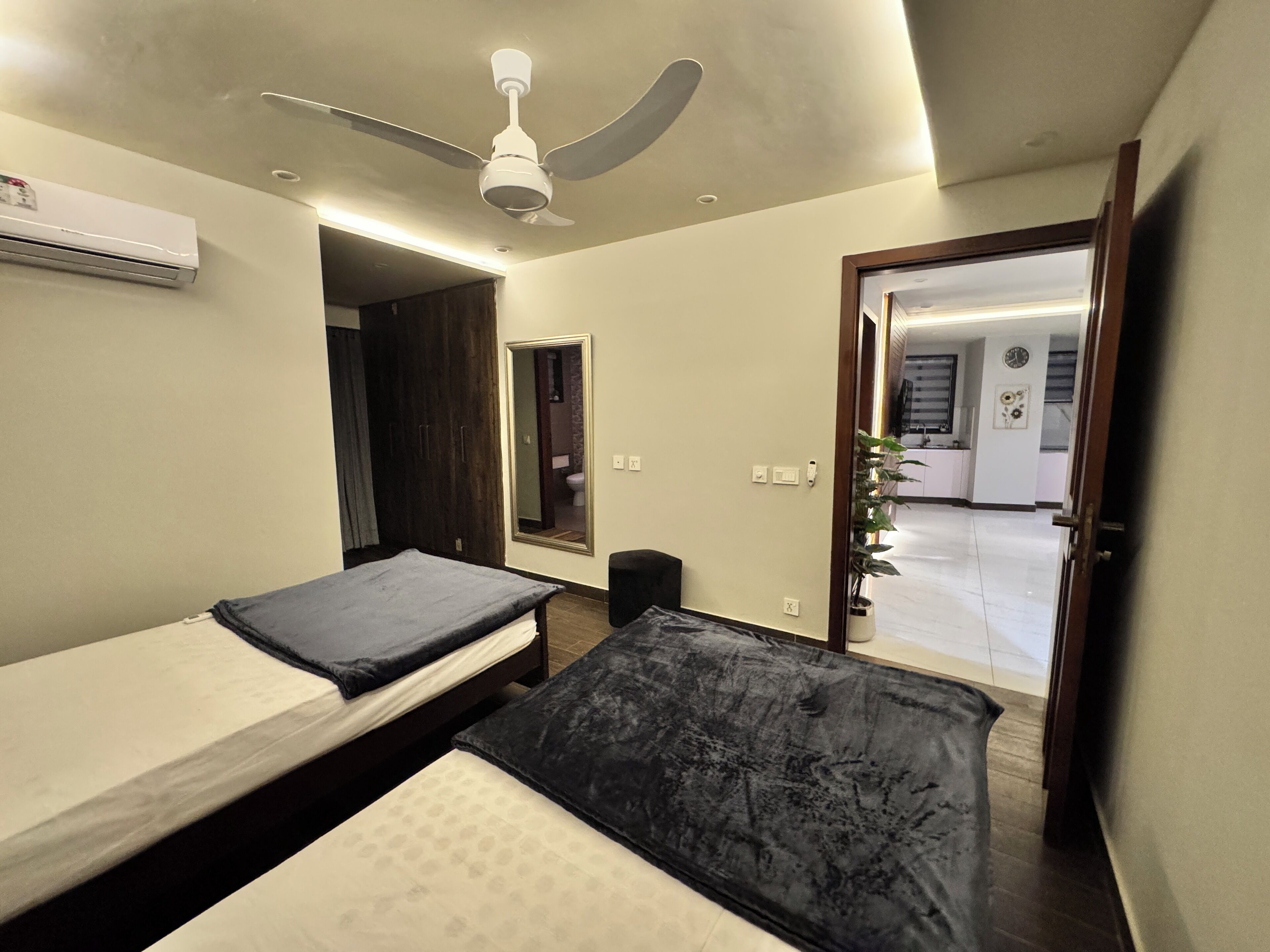 2 habitaciones, escritorio, tabla de planchar con plancha y wifi 