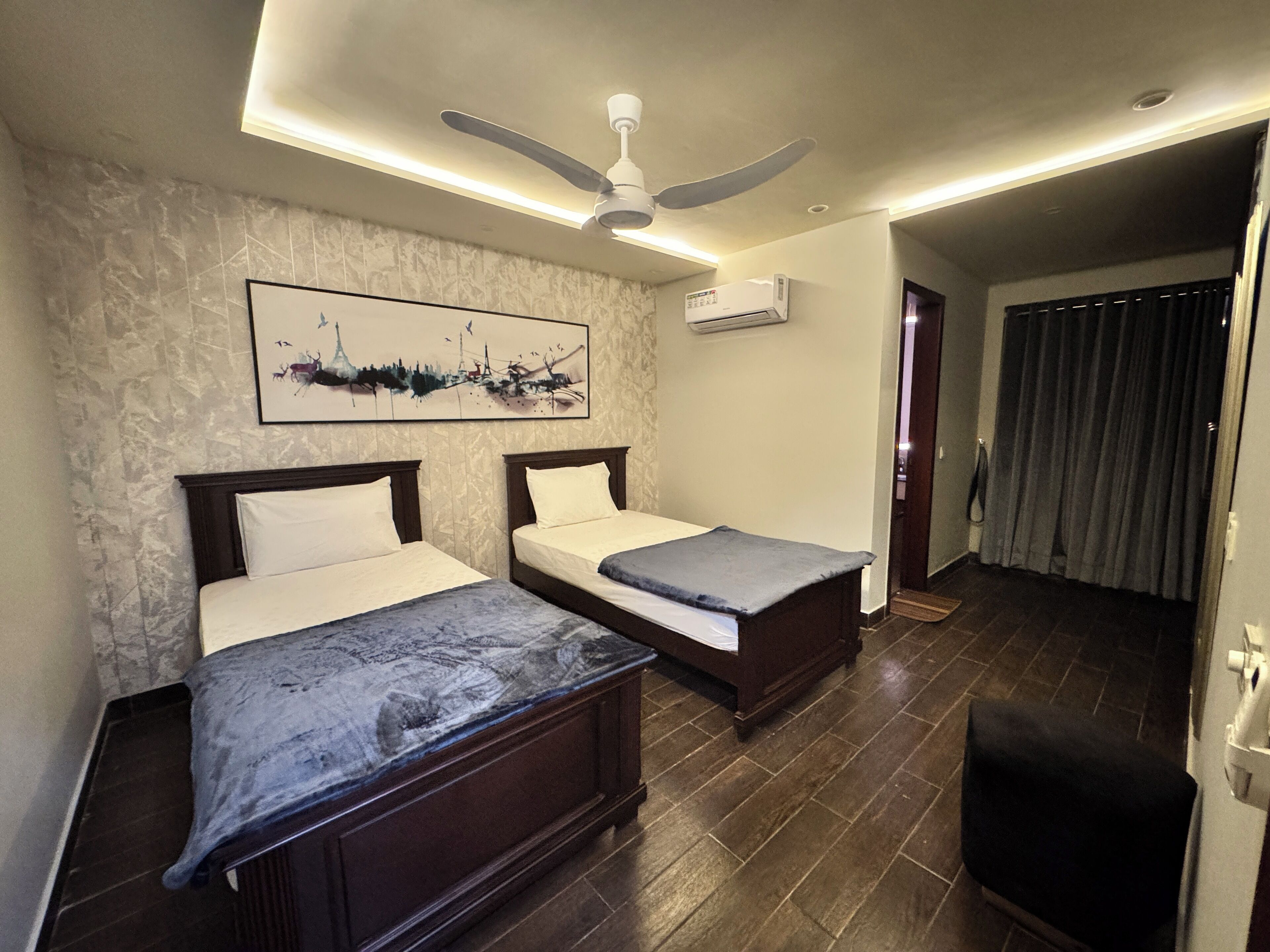 2 bedrooms, desk, iron/ironing board, WiFi
