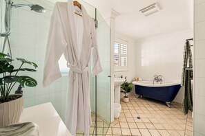 Douche, sèche-cheveux, serviettes fournies