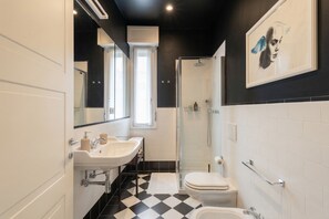 Shower, free toiletries, hair dryer, bidet