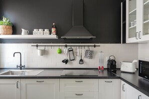 Réfrigérateur, four à micro-ondes, surface de cuisson, lave-vaisselle