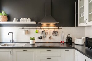 Kühlschrank, Mikrowelle, Ofen, Herdplatte