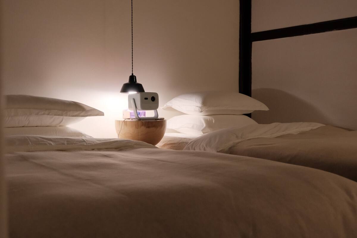 Verduisterende gordijnen, een strijkplank/strijkijzer, gratis wifi