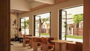 Un interior moderno con muebles de madera y ventanas amplias.