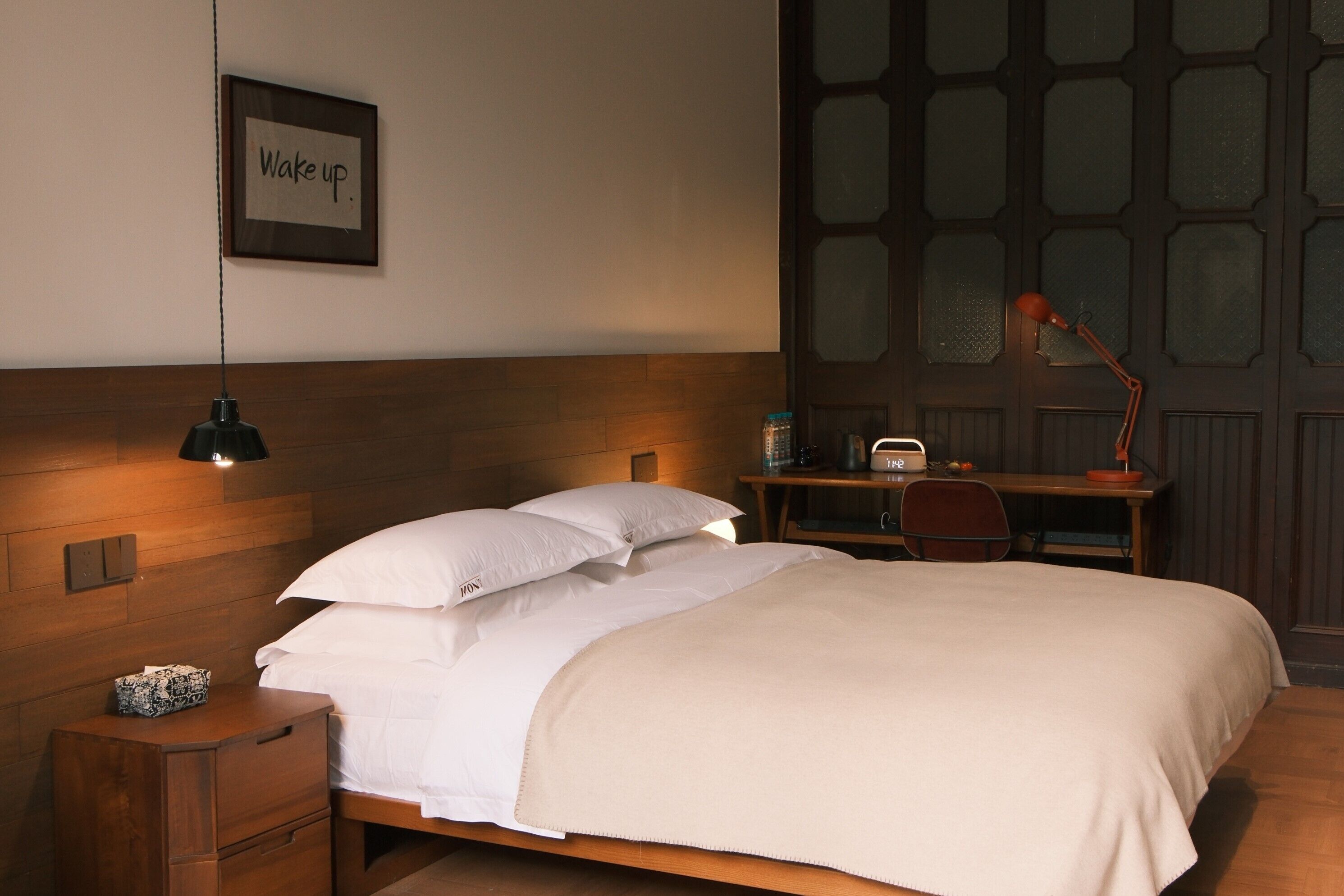 Verduisterende gordijnen, een strijkplank/strijkijzer, gratis wifi