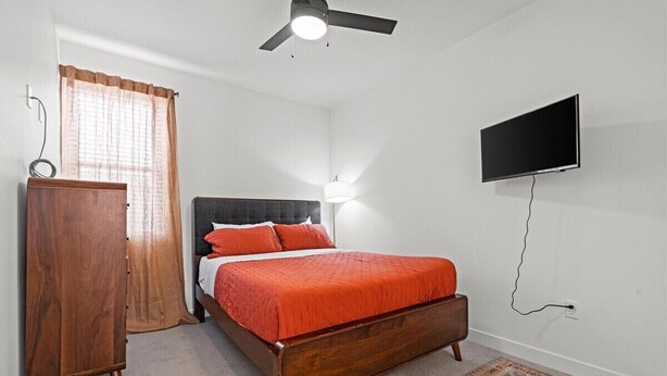 2 bedrooms, desk, iron/ironing board, WiFi (free)