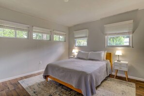 3 bedrooms, desk, WiFi