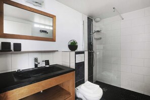 Apartment | Bathroom | Hair dryer, towels, shampoo