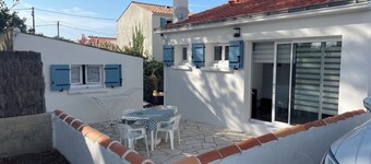 Charming house in a residential area close to the ocean.